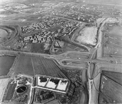 844410 Luchtfoto van de aansluiting van de Zandveldseweg (rechts) te Nieuwegein (onderdeel van de nieuwe S15, de ...